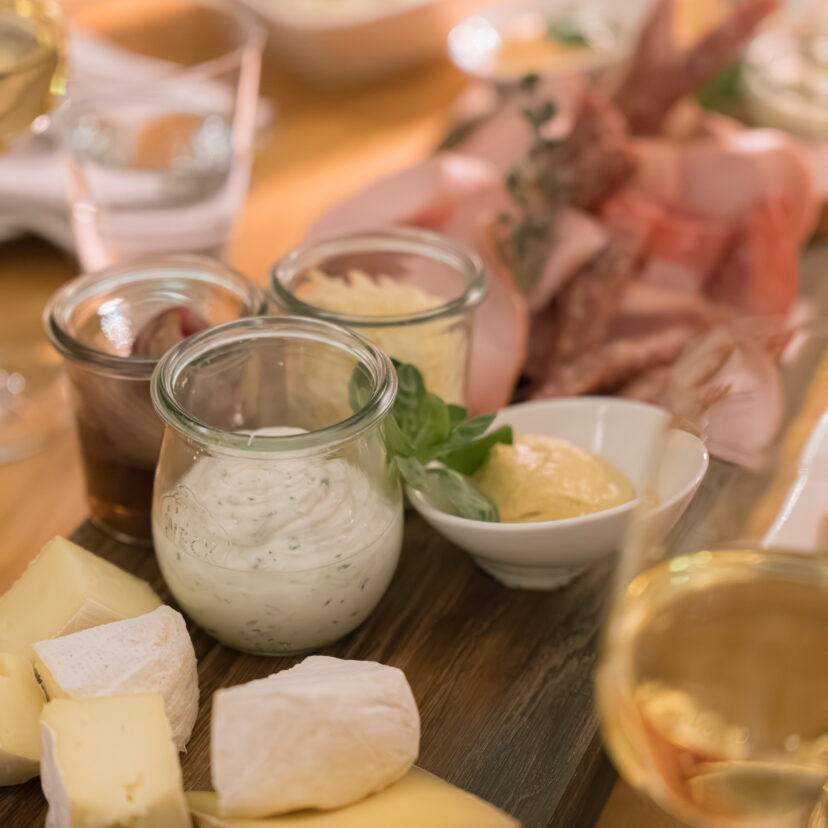 Brotzeit mit Wurstvariation, Käseauswahl und köstlichen Beilagen Wasem Kloster