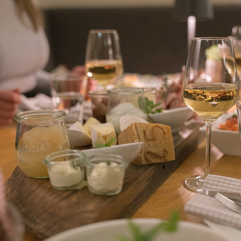 Käseplatte Auswahl Brotzeit Wasem Kloster